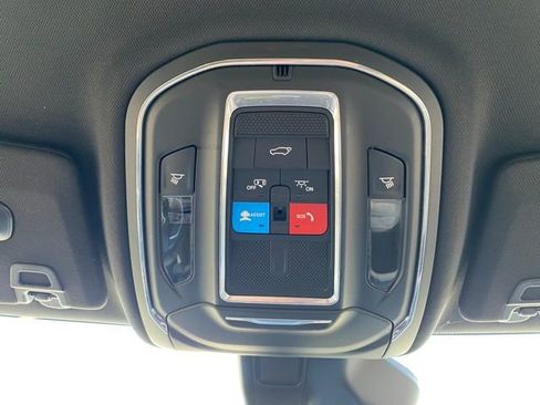 Used 2023 Jeep Grand Cherokee Limited w/ Luxury Tech Group II AWD/4WD image 19