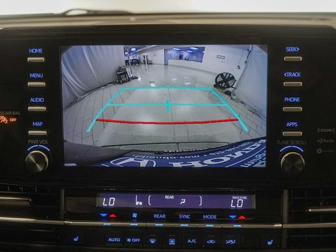 Used 2022 Toyota Sienna XLE AWD/4WD image 33