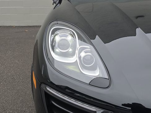 Used 2018 Porsche Macan S image 11