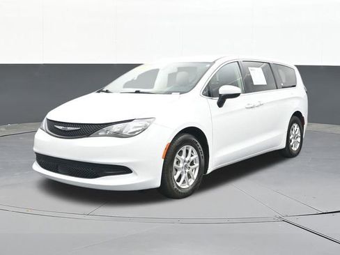 Used 2022 Chrysler Voyager LX FWD image 4
