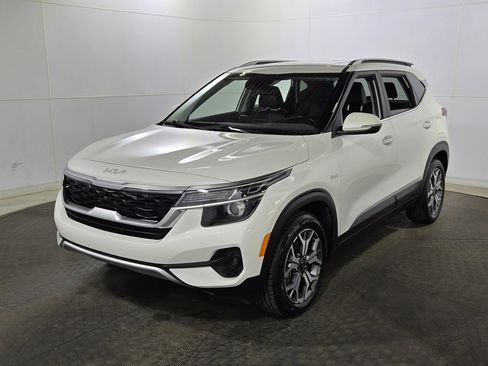 Used 2022 Kia Seltos EX image 3