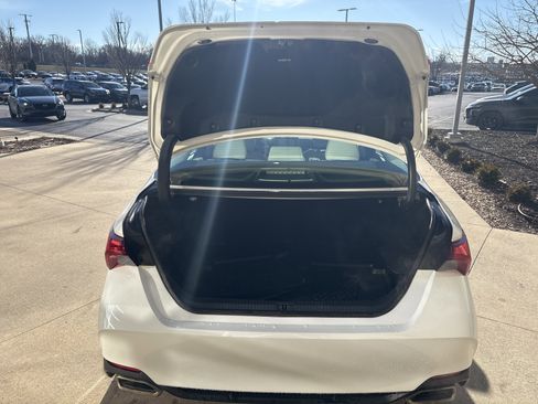 Used 2020 Toyota Avalon Limited image 32