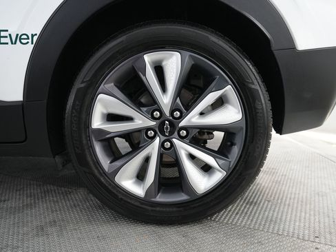 Used 2022 Chevrolet Bolt EUV LT w/ Convenience Package FWD image 9
