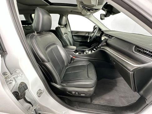 Used 2022 Jeep Grand Cherokee L Limited w/ Black Appearance Package image 31