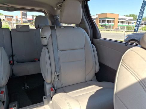 Used 2019 Toyota Sienna XLE w/ XLE Navigation Package FWD image 14