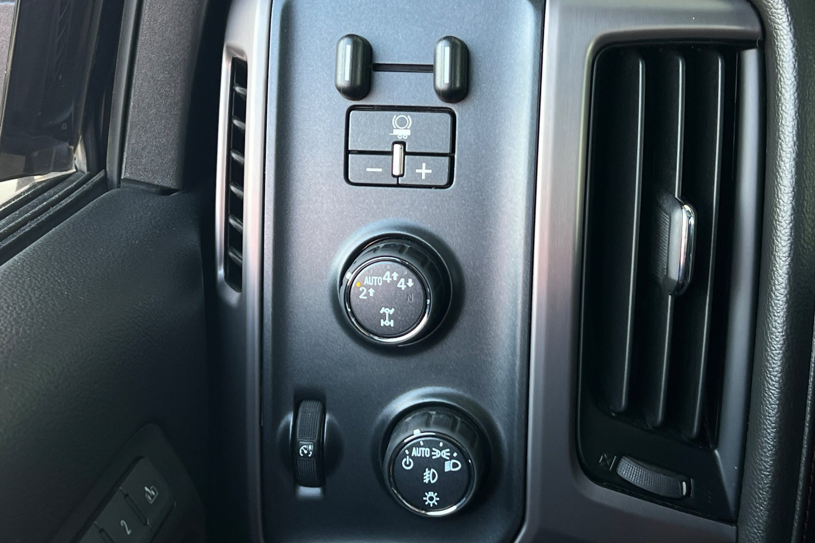 Used 2018 GMC Sierra 1500 SLT w/ All Terrain Package AWD/4WD image 39