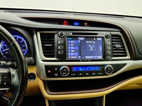 Used 2019 Toyota Highlander XLE AWD/4WD image 18