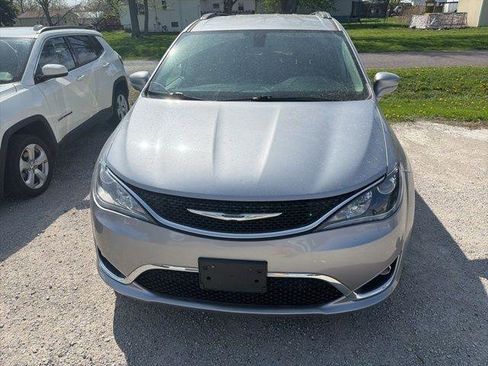 Used 2018 Chrysler Pacifica Touring-L w/ Tire & Wheel Group image 2