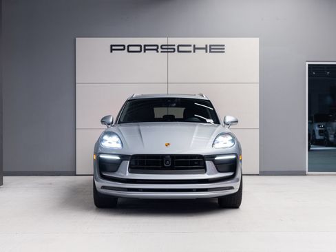 Certified 2024 Porsche Macan AWD/4WD image 10
