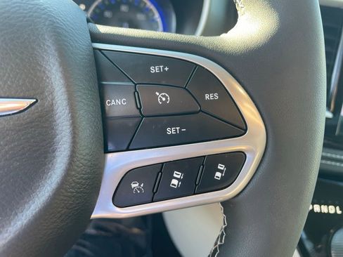 Used 2023 Chrysler Pacifica Touring-L image 33