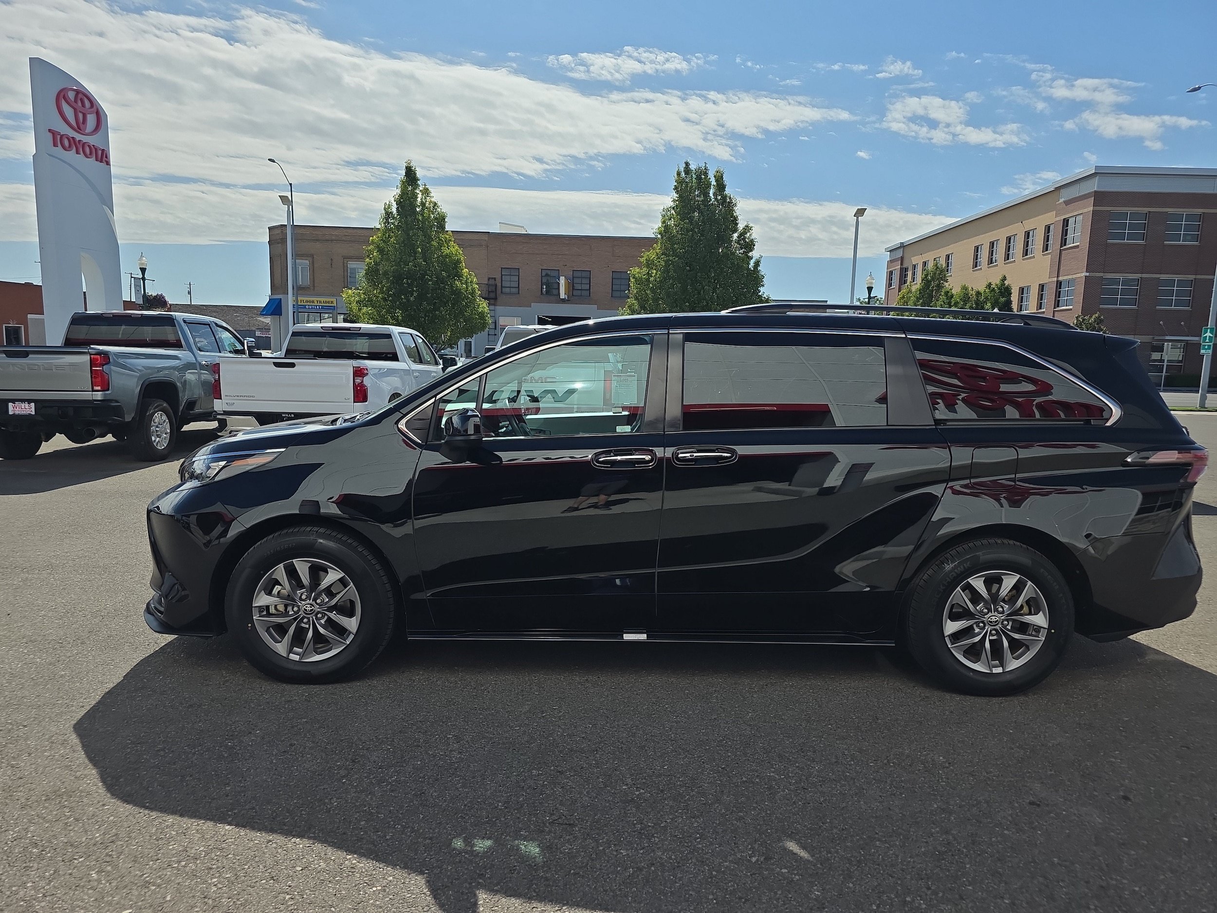 Used 2025 Toyota Sienna XLE FWD image 6