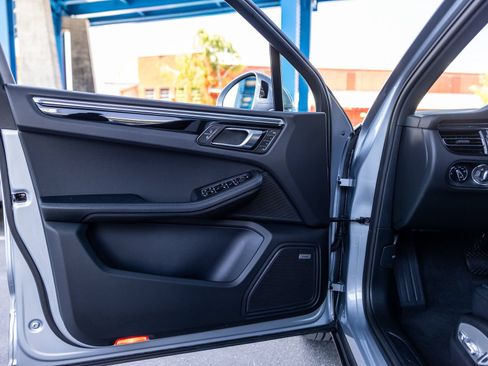 Used 2025 Porsche Macan AWD/4WD image 36