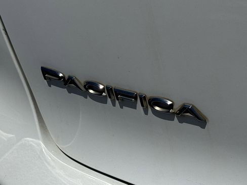 Used 2021 Chrysler Pacifica Touring-L FWD image 14