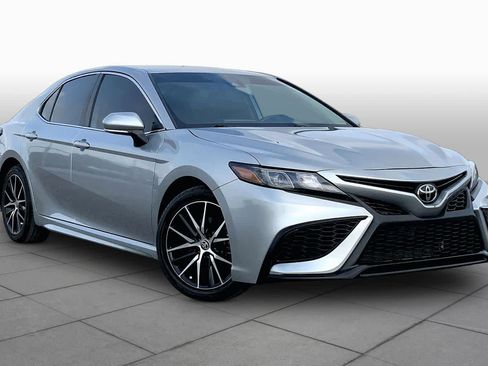 Used 2023 Toyota Camry SE image 3