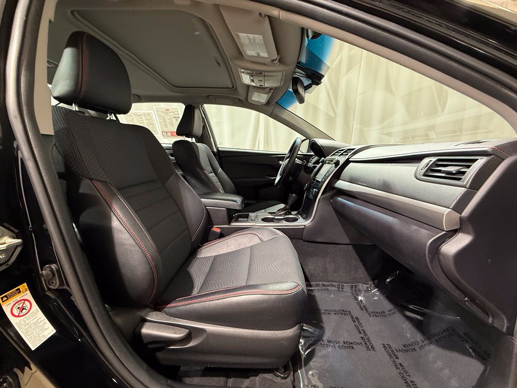 Used 2016 Toyota Camry SE w/ Moonroof Package FWD image 21
