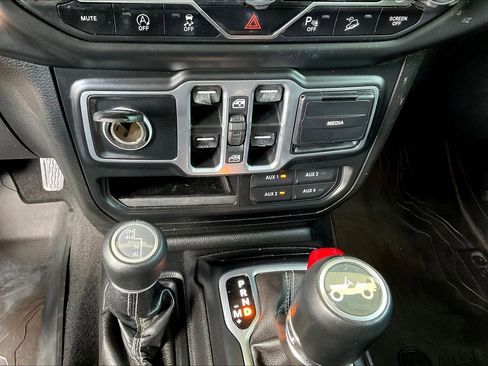 Used 2018 Jeep Wrangler Unlimited Sahara w/ Dual Top Group AWD/4WD image 15