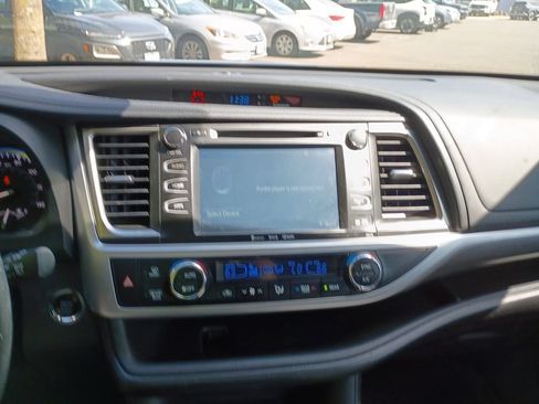 Used 2017 Toyota Highlander SE AWD/4WD image 23