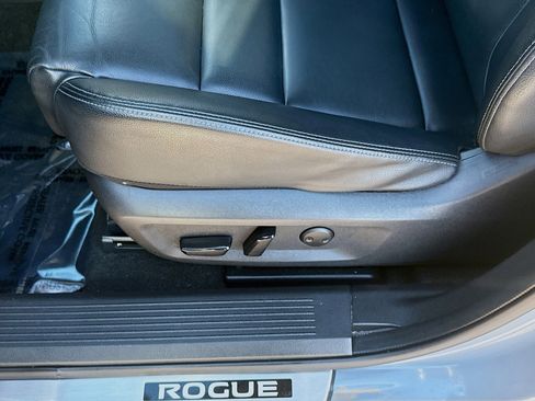 Used 2023 Nissan Rogue SL w/ SL Premium Package image 18