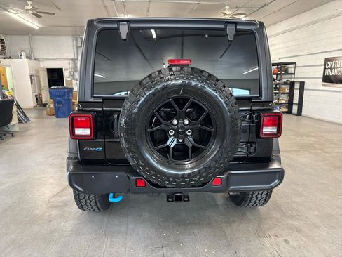 Used 2024 Jeep Wrangler Unlimited image 3