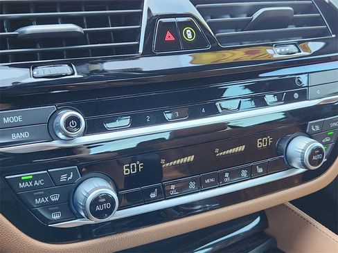 Used 2022 BMW 530e xDrive 530e iPerformance w/ M Sport Package image 28