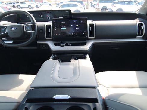 Used 2025 Ford Expedition Active image 52