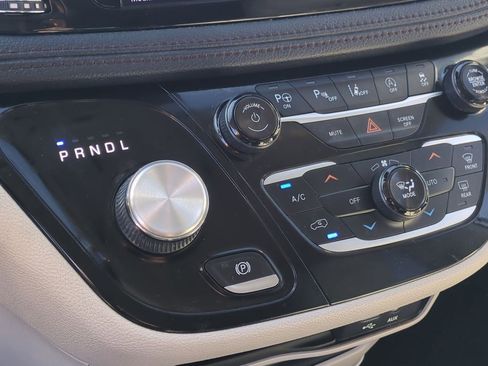 Used 2020 Chrysler Pacifica Limited w/ Tire & Wheel Group image 19