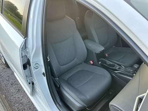 Used 2022 Toyota Corolla LE FWD image 28