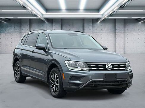 Used 2021 Volkswagen Tiguan SE w/ Panoramic Sunroof Package image 2
