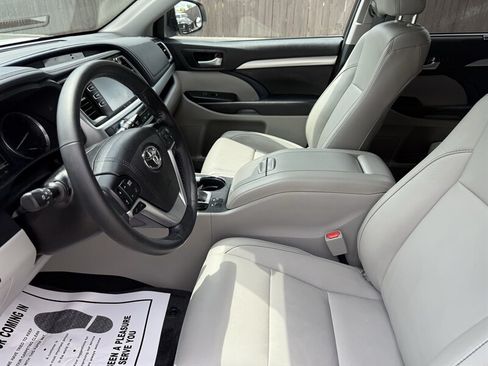 Used 2017 Toyota Highlander XLE w/ Carpet Mat Package AWD/4WD image 21