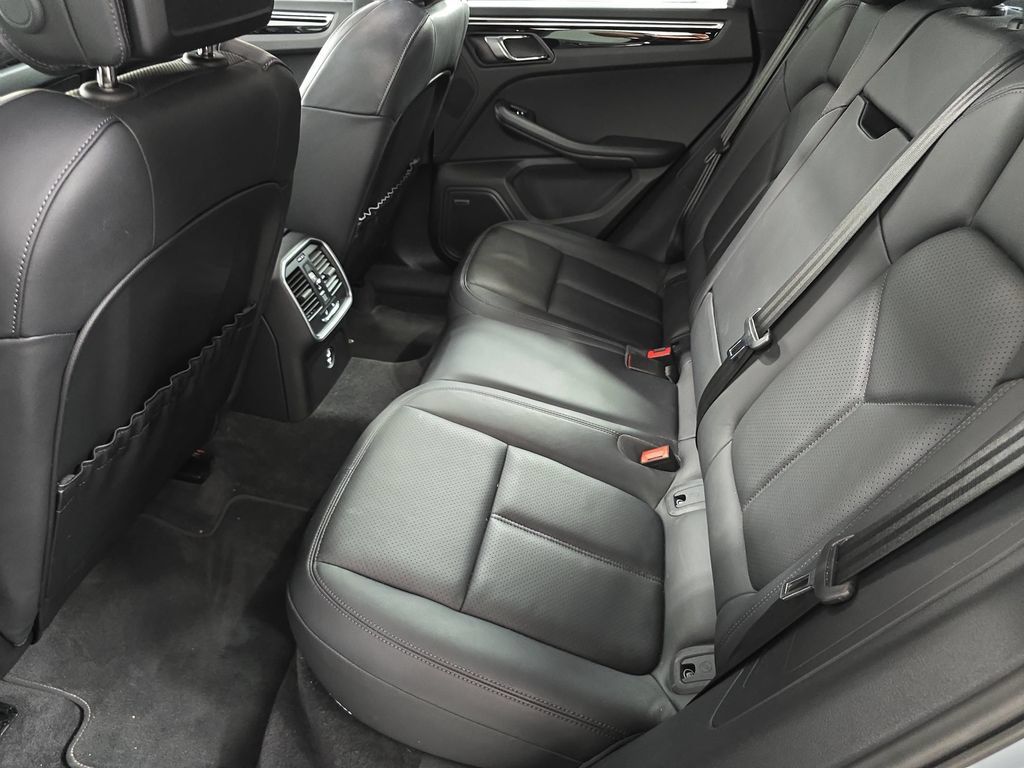 Certified 2023 Porsche Macan AWD/4WD image 24