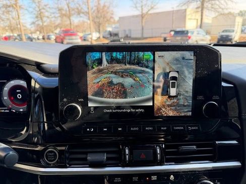 Used 2024 Nissan Pathfinder Platinum image 11