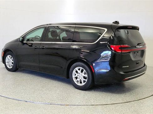 Used 2023 Chrysler Pacifica Touring-L FWD image 5