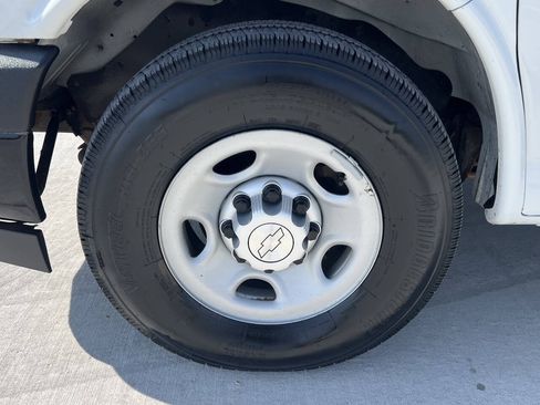 Used 2015 Chevrolet Express 2500 RWD image 19