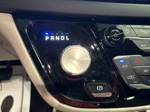 Used 2023 Chrysler Pacifica Touring-L FWD image 20