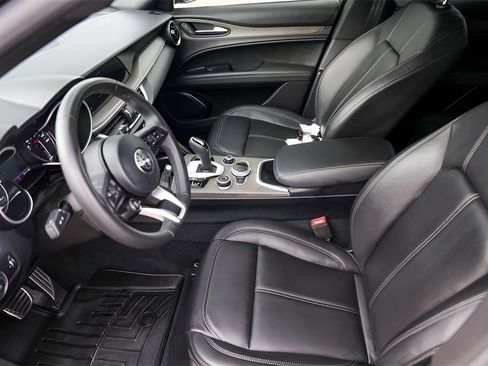 Used 2023 Alfa Romeo Stelvio Ti image 9
