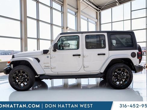 Used 2023 Jeep Wrangler Unlimited Sahara w/ Cold Weather Group AWD/4WD image 2