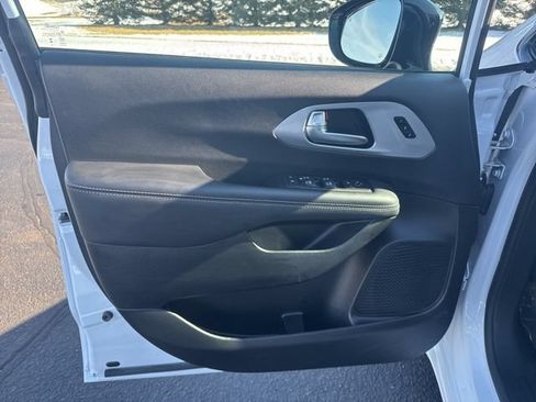 Used 2025 Chrysler Pacifica Limited FWD image 11