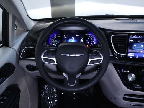 Used 2023 Chrysler Pacifica Touring-L image 21