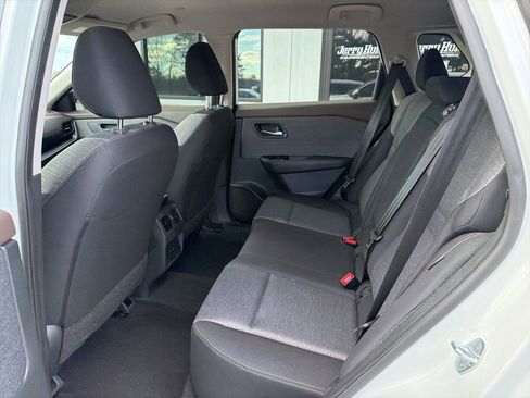 Used 2023 Nissan Rogue SV image 5