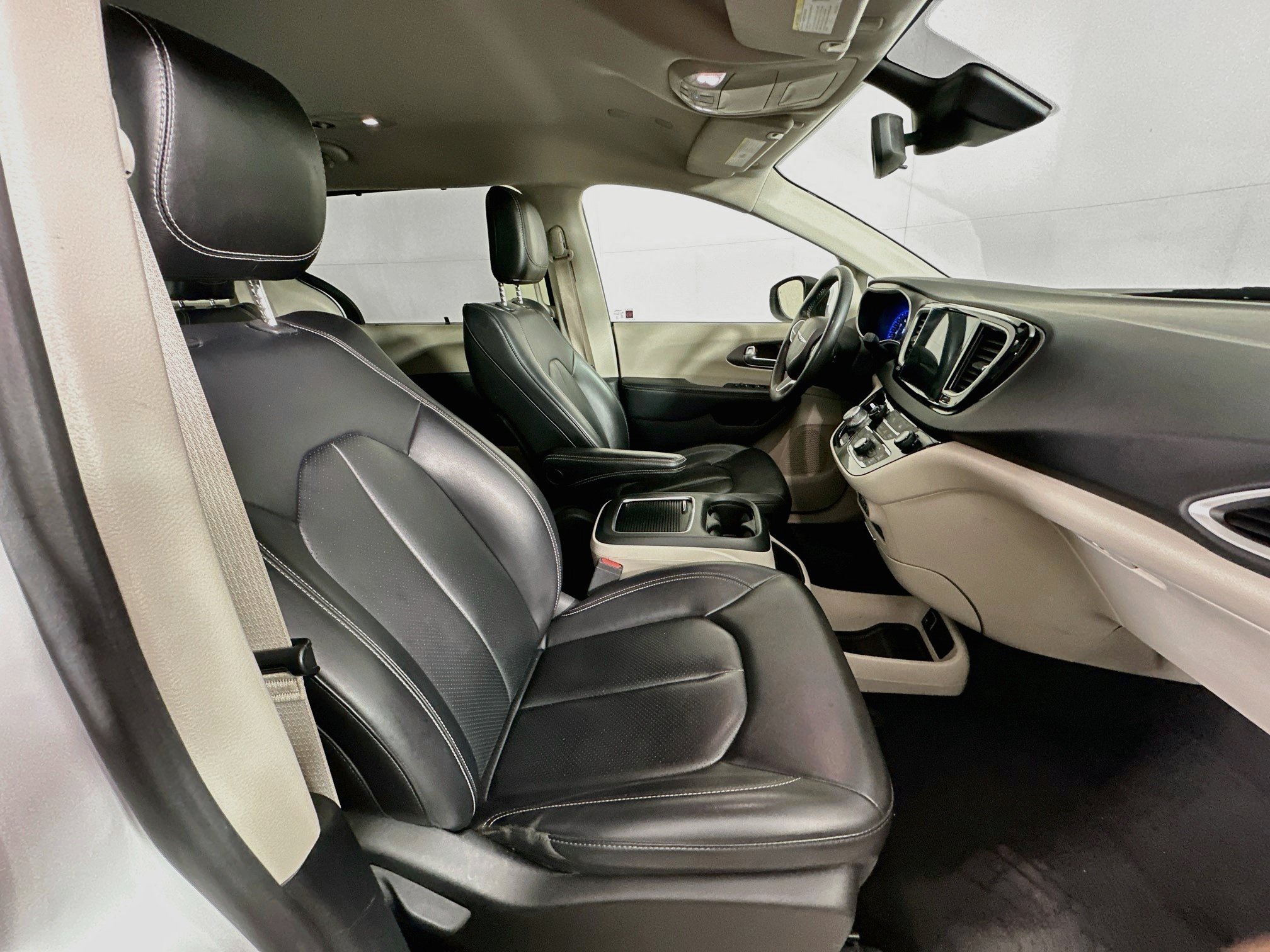 Used 2023 Chrysler Pacifica Touring-L FWD image 30