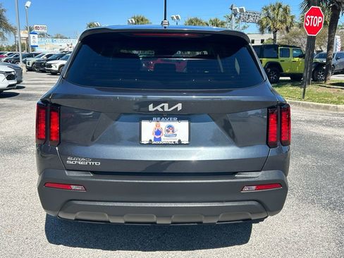 Used 2023 Kia Sorento LX image 6