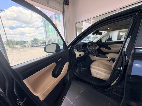 Used 2023 Toyota Highlander XLE AWD/4WD image 22