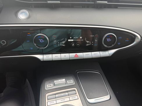 Used 2023 Genesis GV70 2.5T w/ Select Package image 19