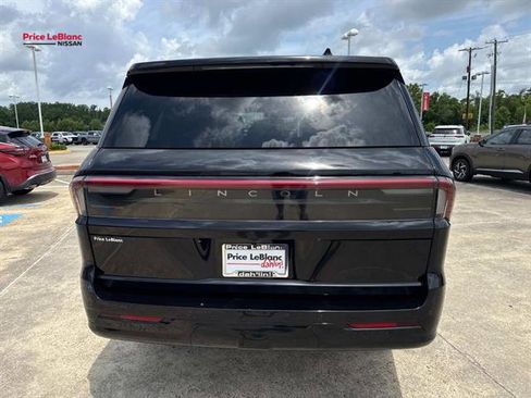 Used 2025 Lincoln Navigator Reserve AWD/4WD image 6