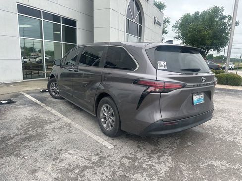 Used 2021 Toyota Sienna XLE FWD image 4