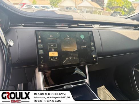 Used 2024 Land Rover Range Rover SE AWD/4WD image 17