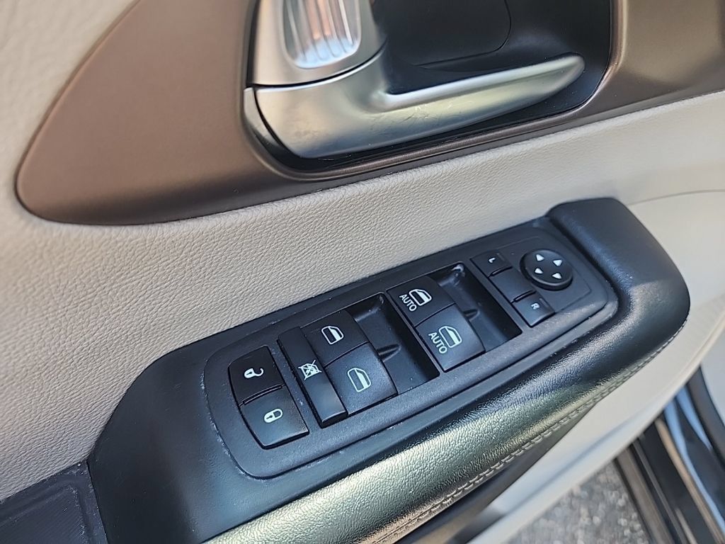 Used 2023 Chrysler Voyager LX FWD image 8