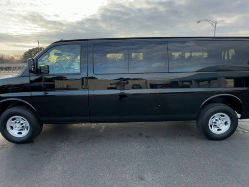 Used 2025 Chevrolet Express 3500 LS RWD image 5