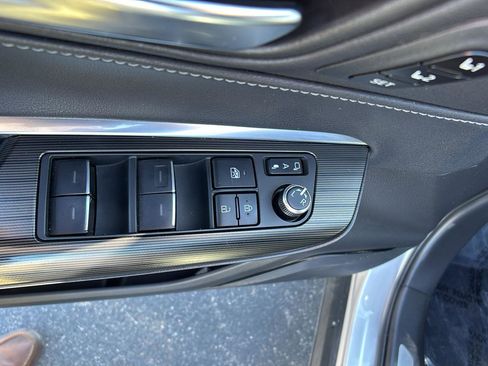 Used 2022 Toyota Venza XLE image 19