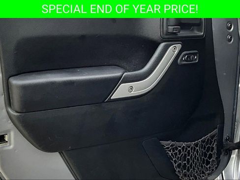 Used 2016 Jeep Wrangler Unlimited Rubicon w/ Connectivity Group image 18